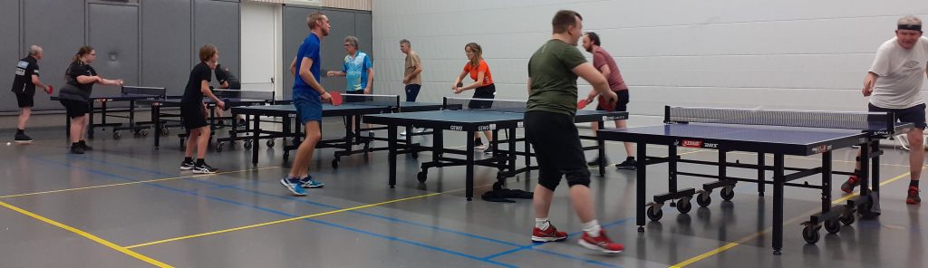 Alle tafels gevuld bij tafeltennisclub 
Reflex '65 uit Hoogeveen met pingpongers tijdens de training van Anne Vlieg, voormalig topspeler.
